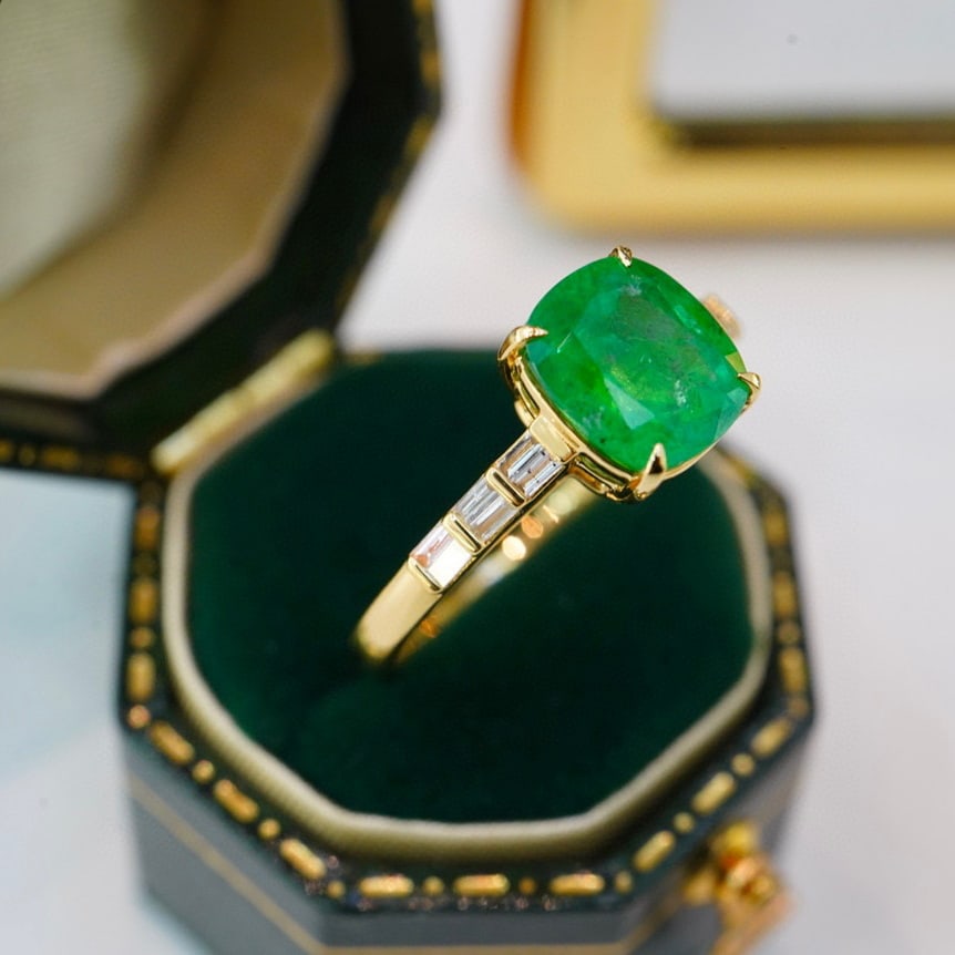 14K GOLD 2 CT VIVID GREEN NATURAL EMERALD & DIAMOND RING - 2