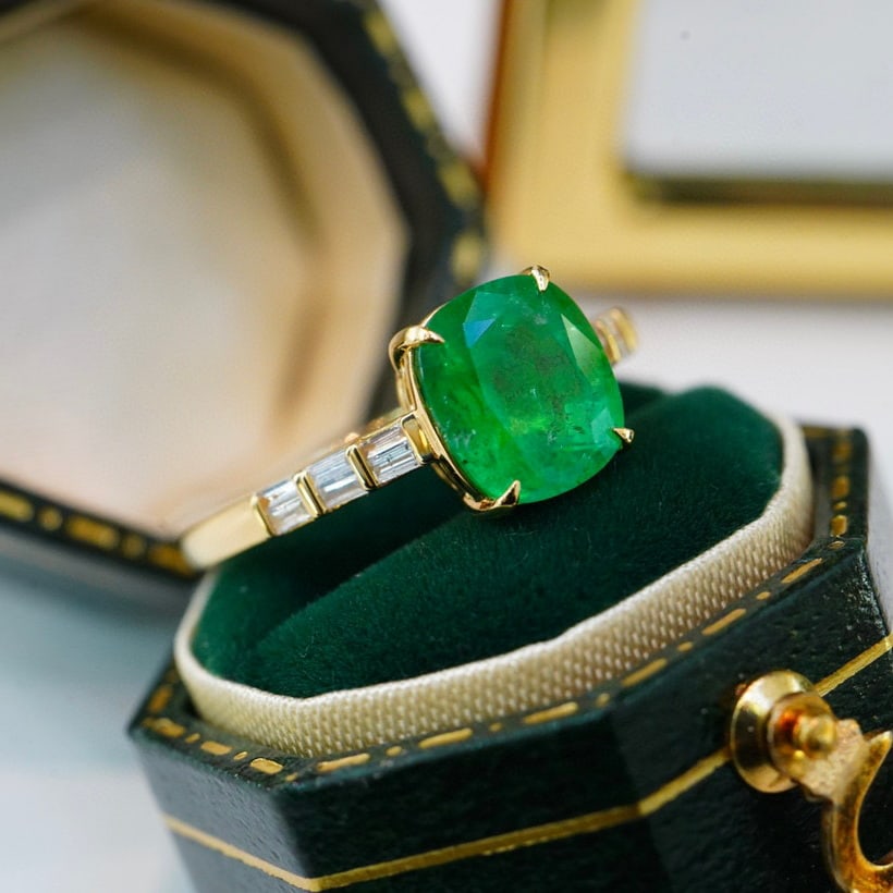 14K GOLD 2 CT VIVID GREEN NATURAL EMERALD & DIAMOND RING - 3