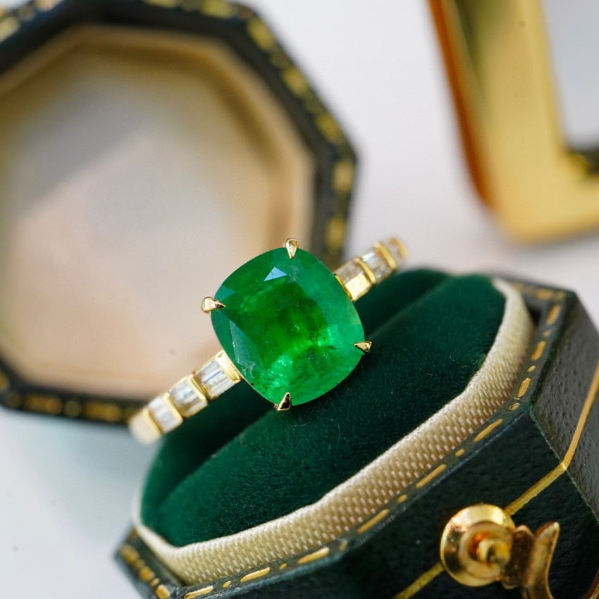 14K GOLD 2 CT VIVID GREEN NATURAL EMERALD & DIAMOND RING - 4