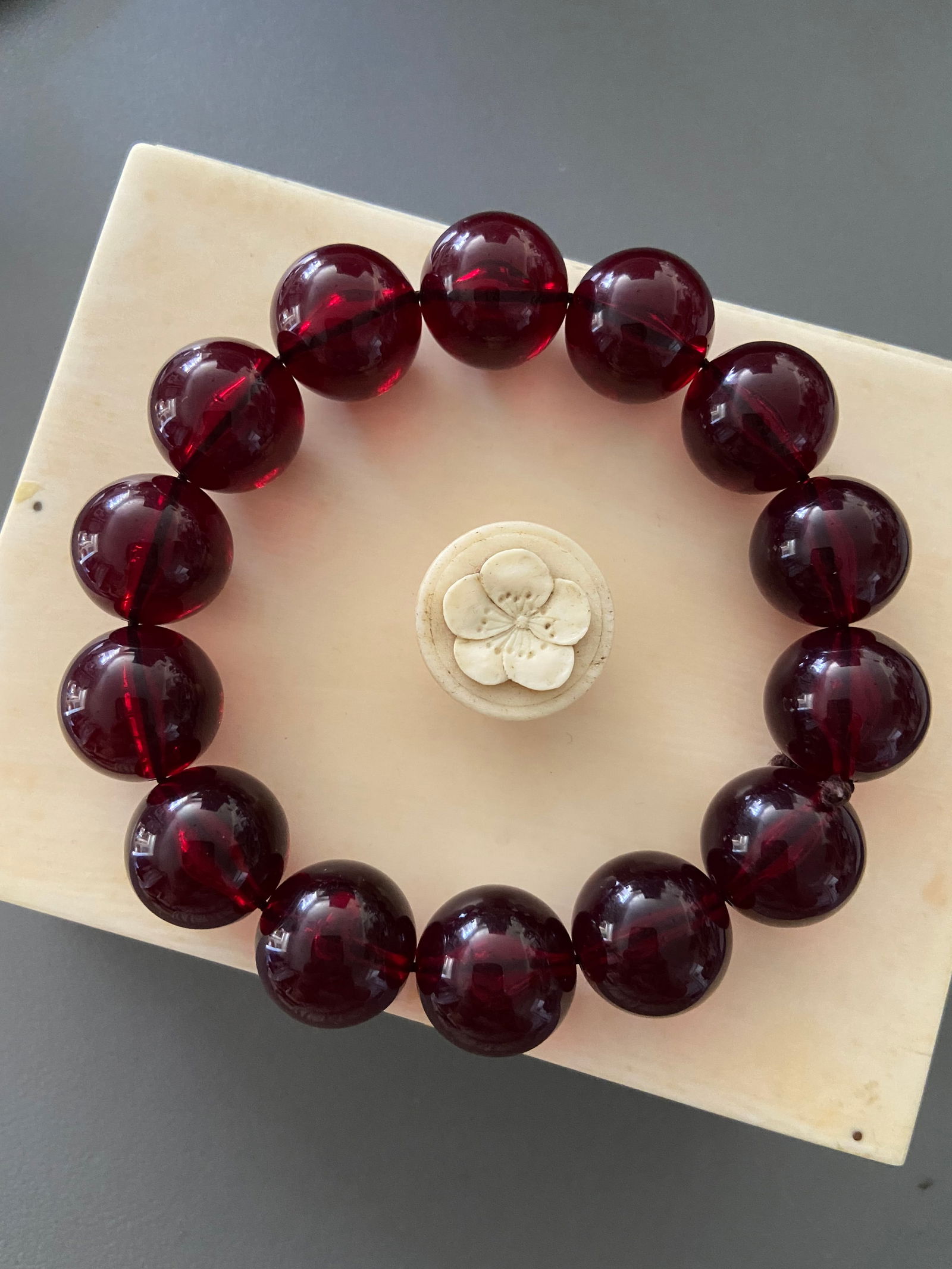 16mm Vintage Cherry Amber-like Early Plastic Beads Elastic Bracelet: Title:16mm Vintage Cherry Amber-like Early Plastic Beads Elastic Bracelet Description:16mm Vintage Cherry Amber tone Beads Elastic Bracelet This exquisite cherry amber tone bracelet adorned with 16mm