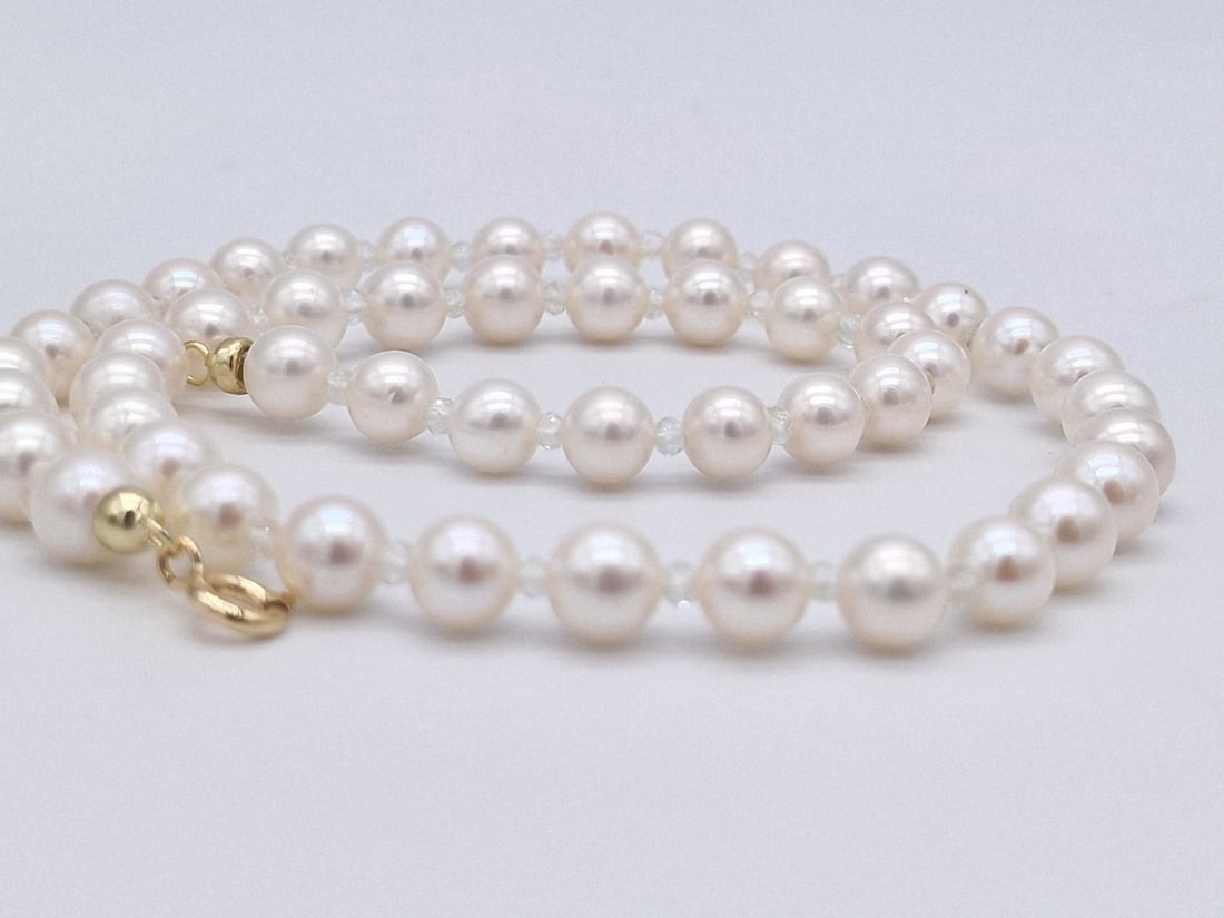 akoya pearl necklace with aquamarine and 18 kt yellow gold: Title:akoya pearl necklace with aquamarine and 18 kt yellow goldDescription:akoya pearl necklace with aquamarine and 18 kt yellow gold claspnecklace length 45 cmaquamarine 2 mmweight 27 grSold with