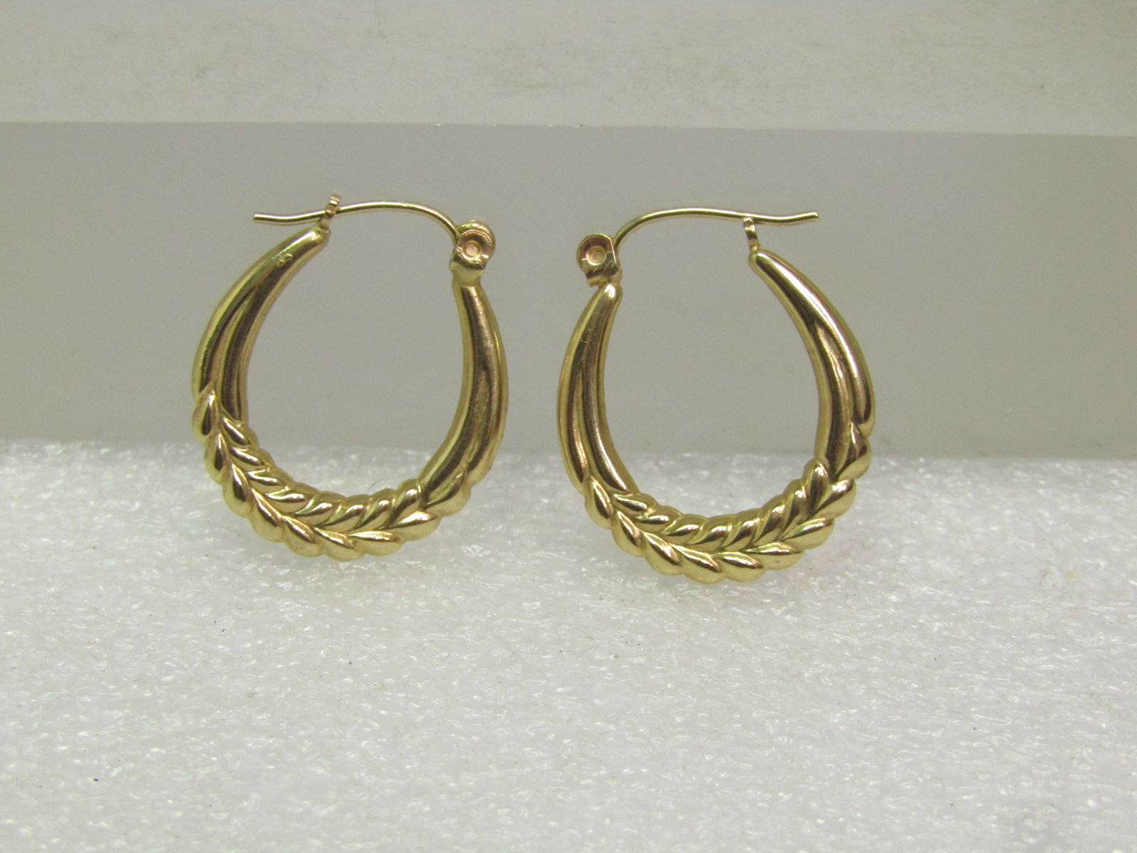 Vintage 14kt Decorative Hoop Earrings, Pierced, 1980's-1990's, 7/8" Signed: Title:Vintage 14kt Decorative Hoop Earrings, Pierced, 1980's-1990's, 7/8" Signed Description:Vintage 14kt Decorative Hoop Earrings, Pierced, 1980's-1990's, 7/8" Signed with an unknown maker's mark and