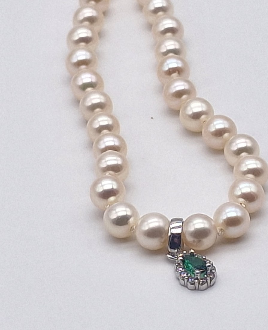 Akoya pearl necklace with 18kt white gold pendant with diamonds and emeralds - 2