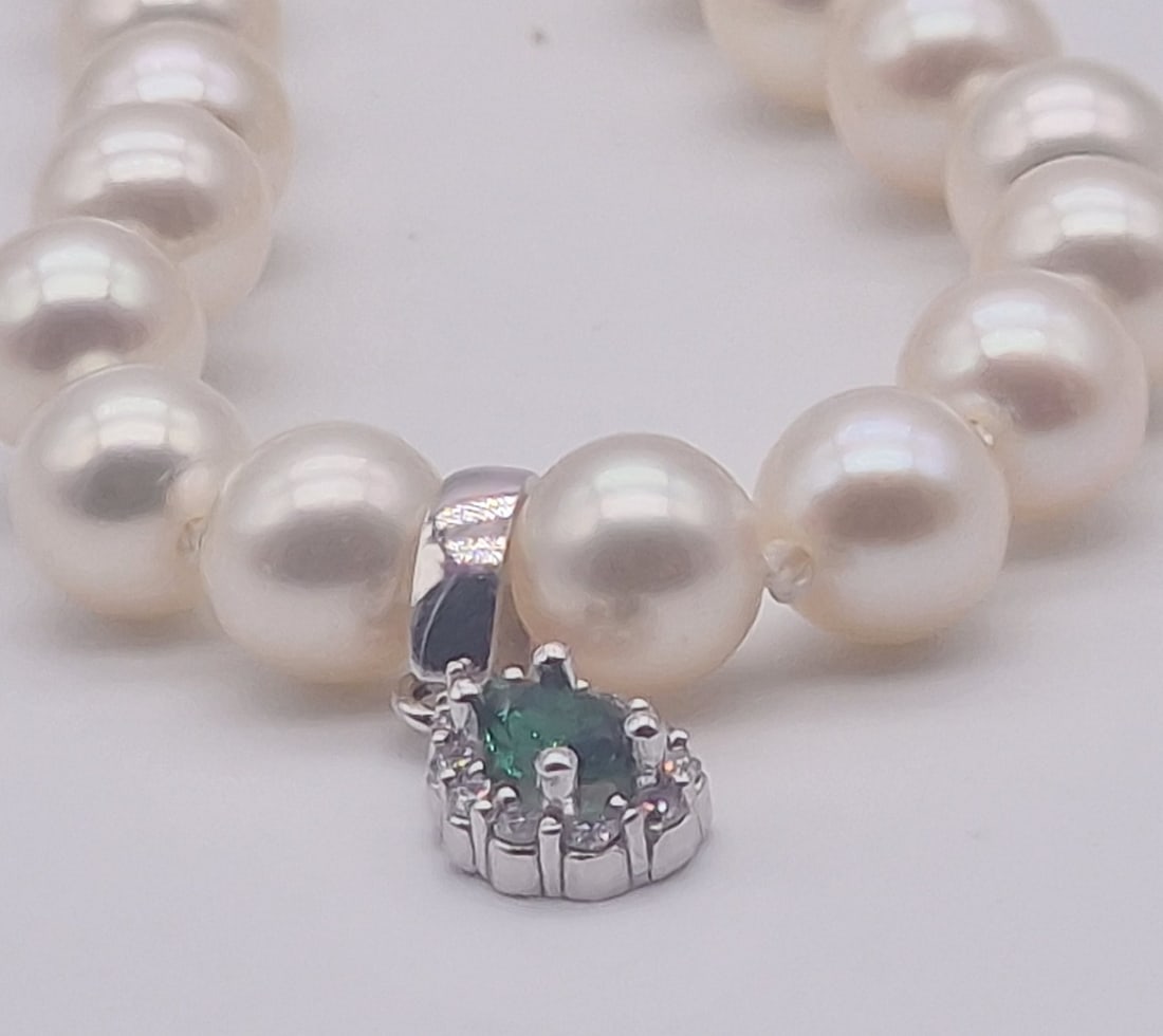 Akoya pearl necklace with 18kt white gold pendant with diamonds and emeralds - 3