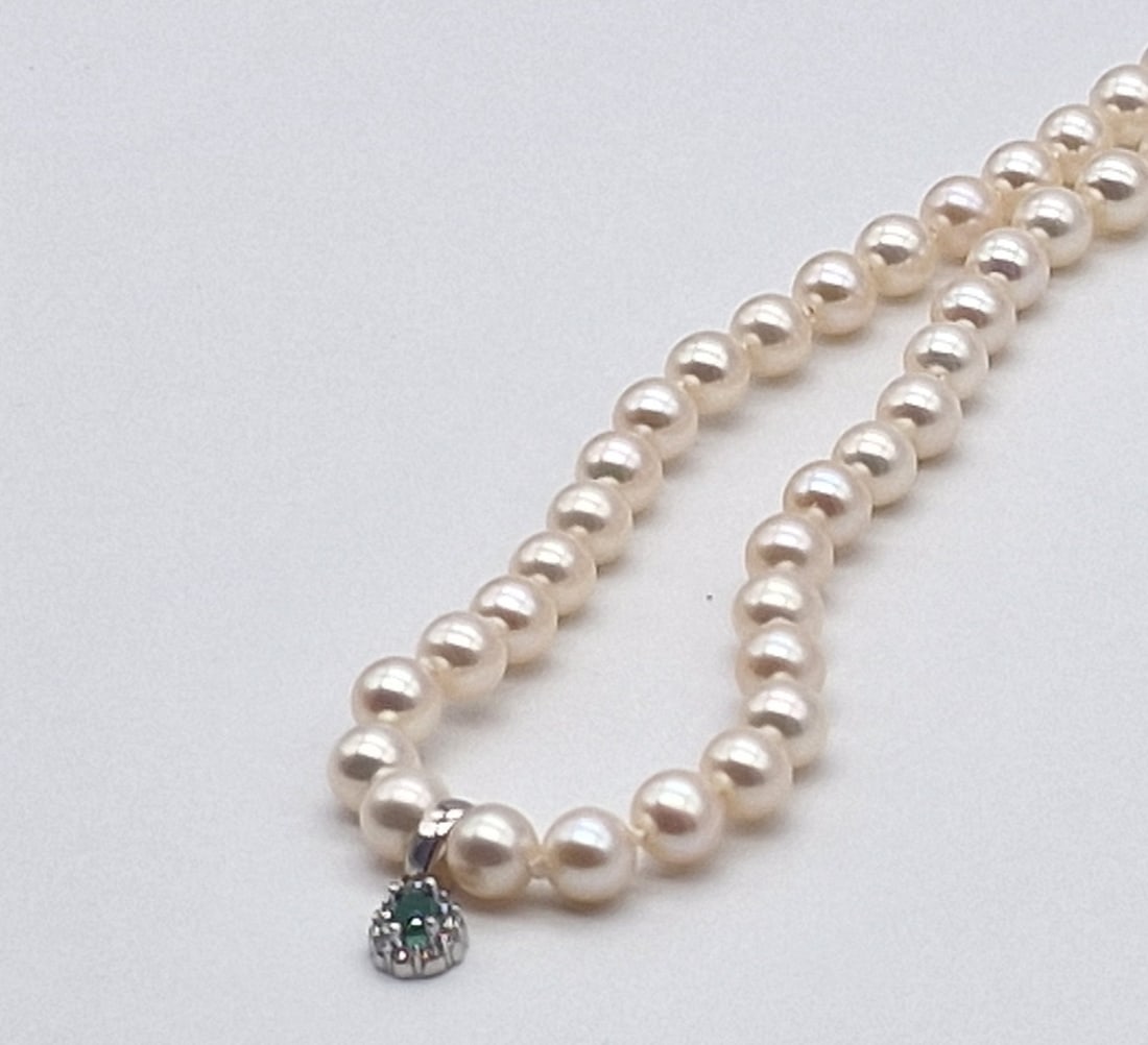 Akoya pearl necklace with 18kt white gold pendant with diamonds and emeralds - 5