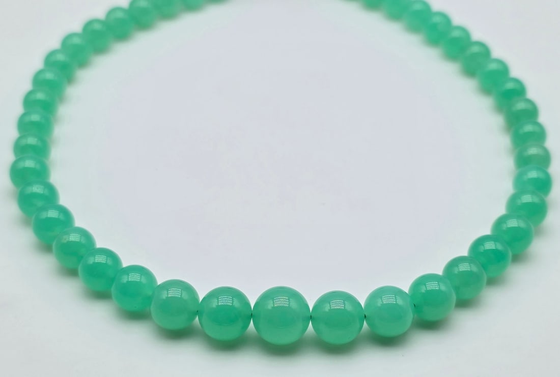 Important and unique chrysoprase necklace of the highest quality, 9 to 12 mm, with an 18-karat (750: Title:Important and unique chrysoprase necklace of the highest quality, 9 to 12 mm, with an 18-karat (750 Description:Important and unique chrysoprase necklace of the highest quality, 9 to 12 mm, with