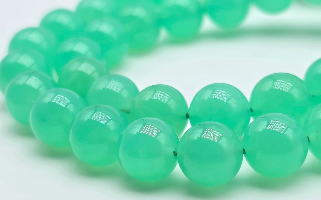 Important and unique chrysoprase necklace of the highest quality, 9 to 12 mm, with an 18-karat (750 - 4