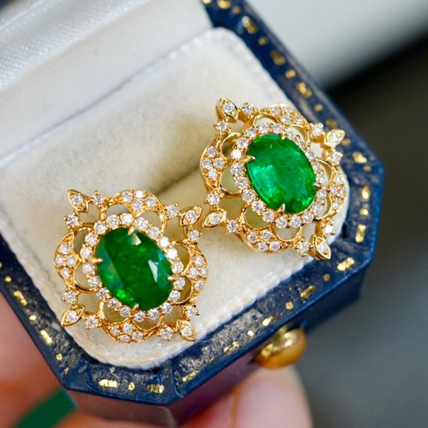 14K GOLD 1.4 CT VIVID GREEN NATURAL EMERALD & DIAMOND EARRINGS: Title:14K GOLD 1.4 CT VIVID GREEN NATURAL EMERALD & DIAMOND EARRINGS Description:Ref:230528297Gold Content:14K GoldMain Gemstone:EmeraldNumber of stones:2Shape:OvalCarat Weight:1.4ct Color:Vivid Green