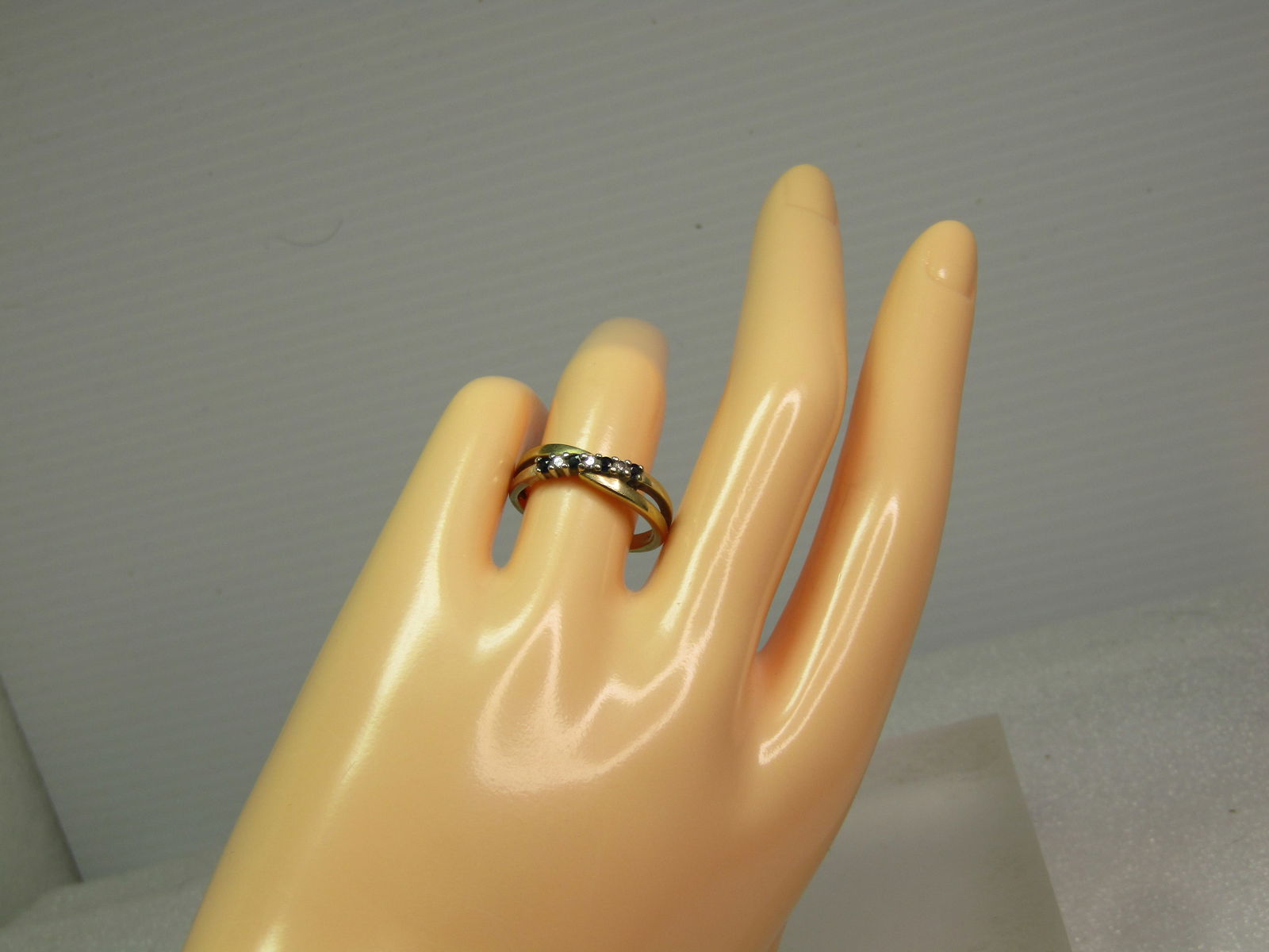 Vintage 10kt Crisscross Black Spinel Diamond Ring, Sz. 7, 1980's - 7