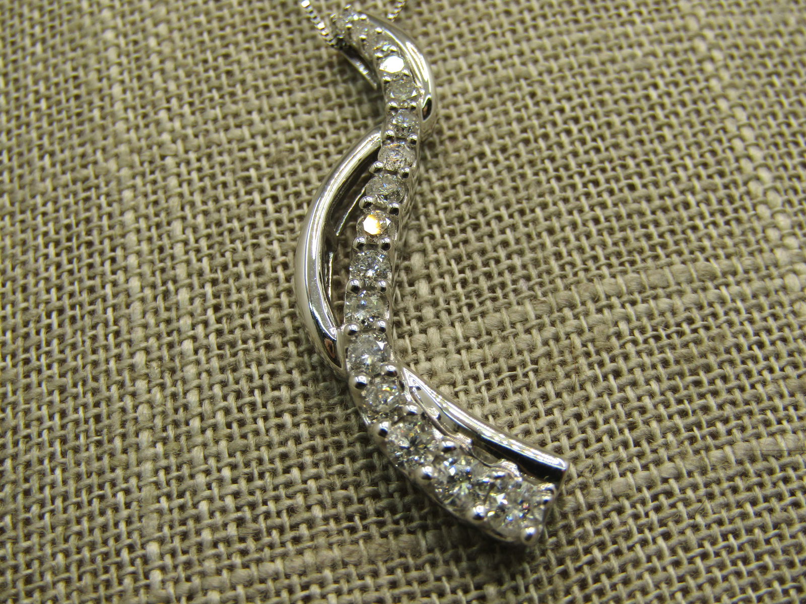 14kt 16 Diamond Journey Necklace, 18" Signed M, Curved Accent - 4