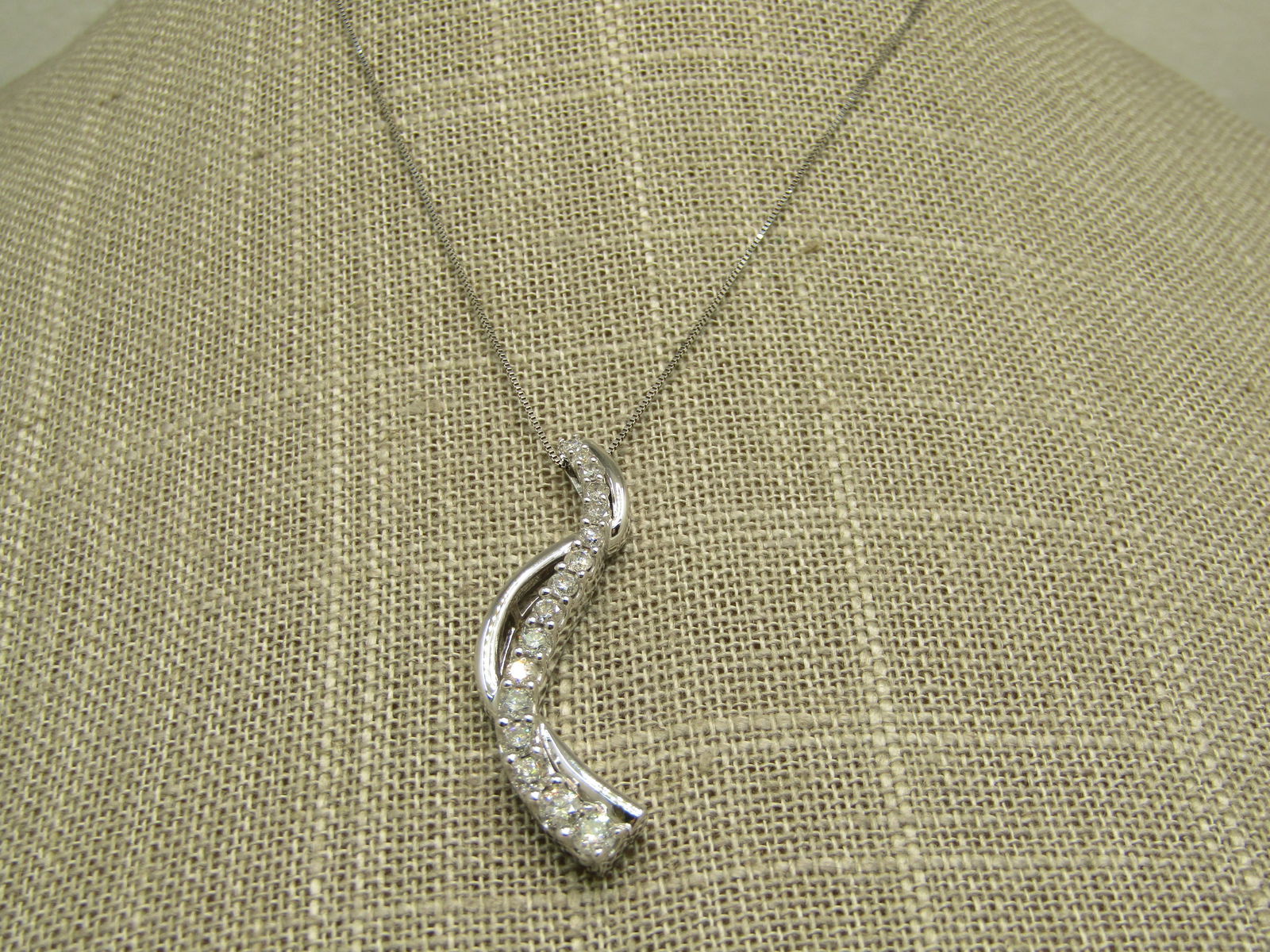14kt 16 Diamond Journey Necklace, 18" Signed M, Curved Accent - 9
