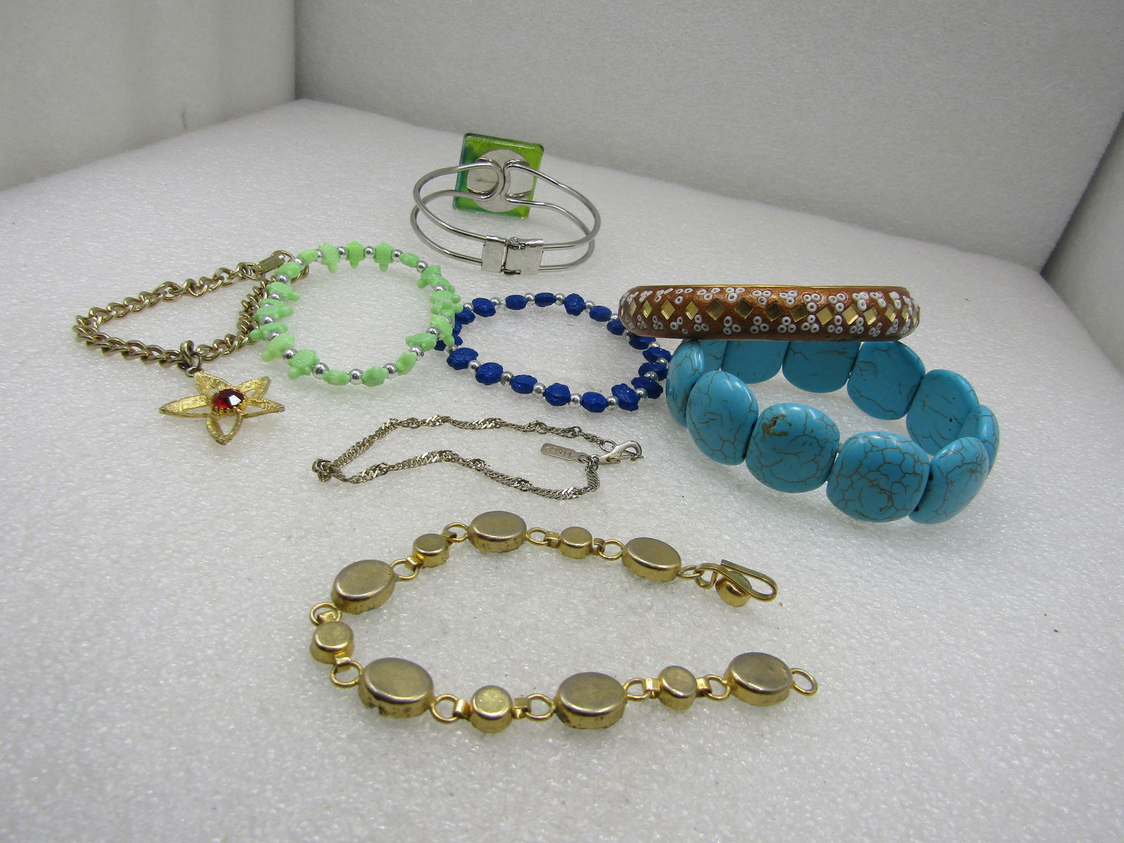 Vintage 8 Bracelet Lot Faux turquise, Glass Clamper More - 8