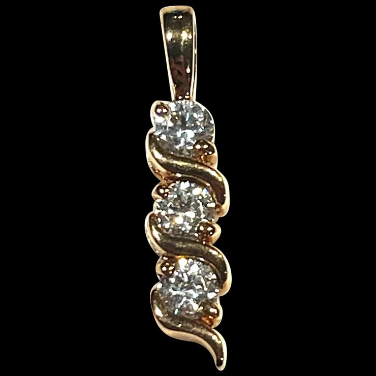 Estate Sterling Silver Gold Plated Three CZ Stone Pendant: Title: Estate Sterling Silver Gold Plated Three CZ Stone Pendant Description: Estate Sterling Silver Gold Plated Three CZ Stone PendantHallmarked: 925 Thai CZWeighs 1.7 grams Measures Approx. 1 x .25