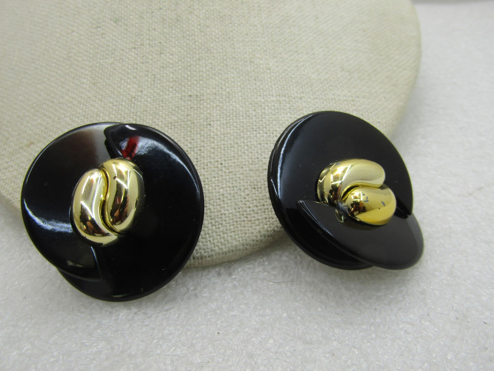 Vintage Black & Gold Clip Earrings, Statement Earrings, 1980's 1.5": Vintage Black & Gold Clip Earrings, Statement Earrings, 1980's 1.5" This have an intersection have curved piece with a center curved gold tone accent. 1980's - large and in charge clip earrings. Not s