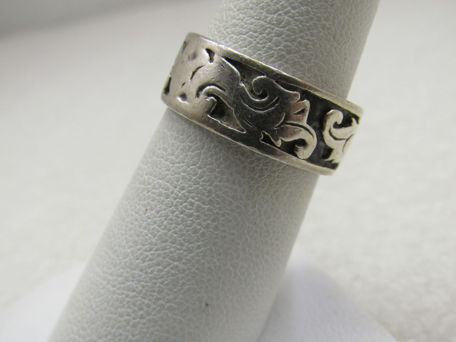 Vintage Sterling Scrolled Repousse Band Ring, Sz. 6.5, 7.5mm Wide - 3