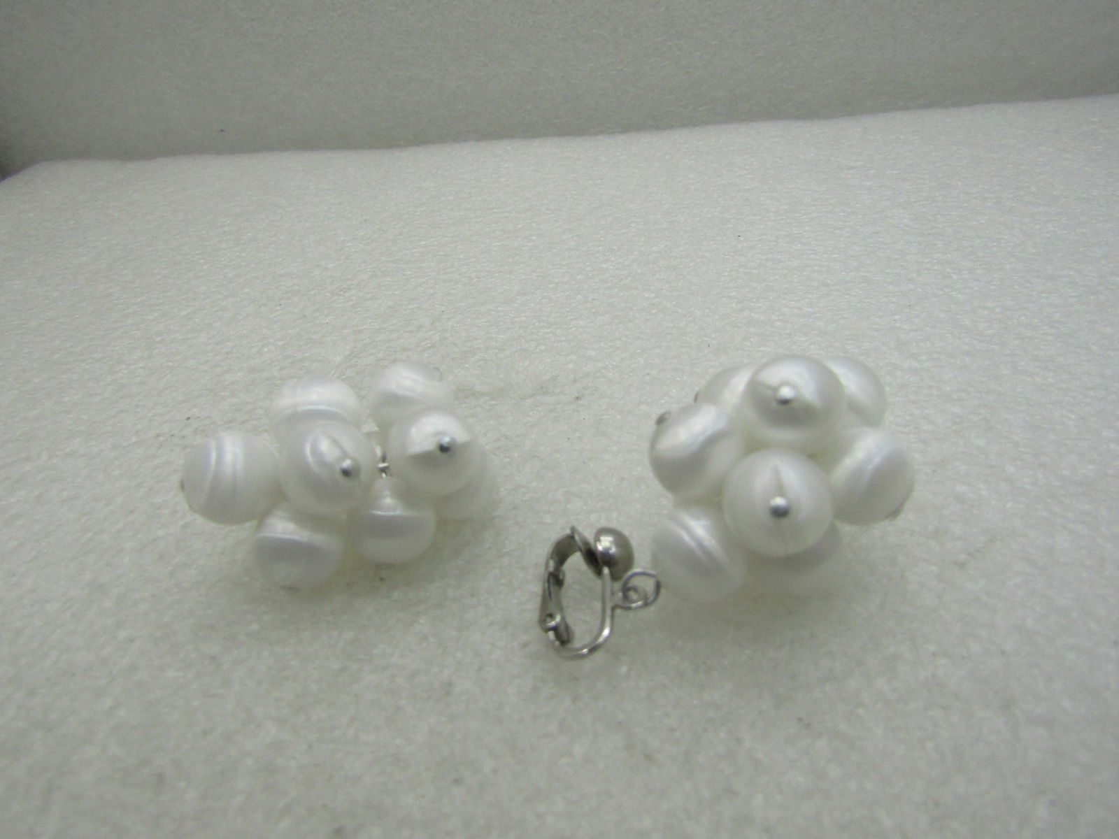 Vintage White Beaded Necklace, Choker, Clip Earrings Set, Sarah Coventry - 6