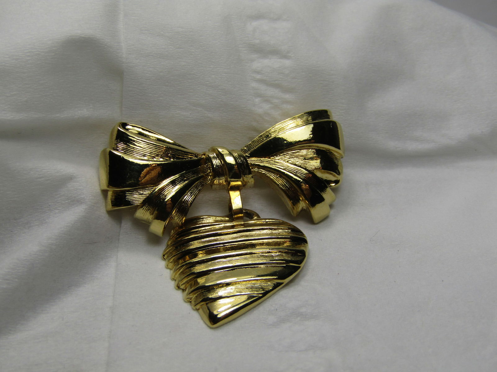 Vintage Avon Heart & Bow Sentiments Brooch, I Love You Mother, Original Box & Sleeve: Vintage Avon Heart & Bow Sentiments Brooch, I Love You Mother, Original Box & Sleeve This has a bow on top and a diagonally ridge heart that danges from the bow, on the back it is written I Love You M