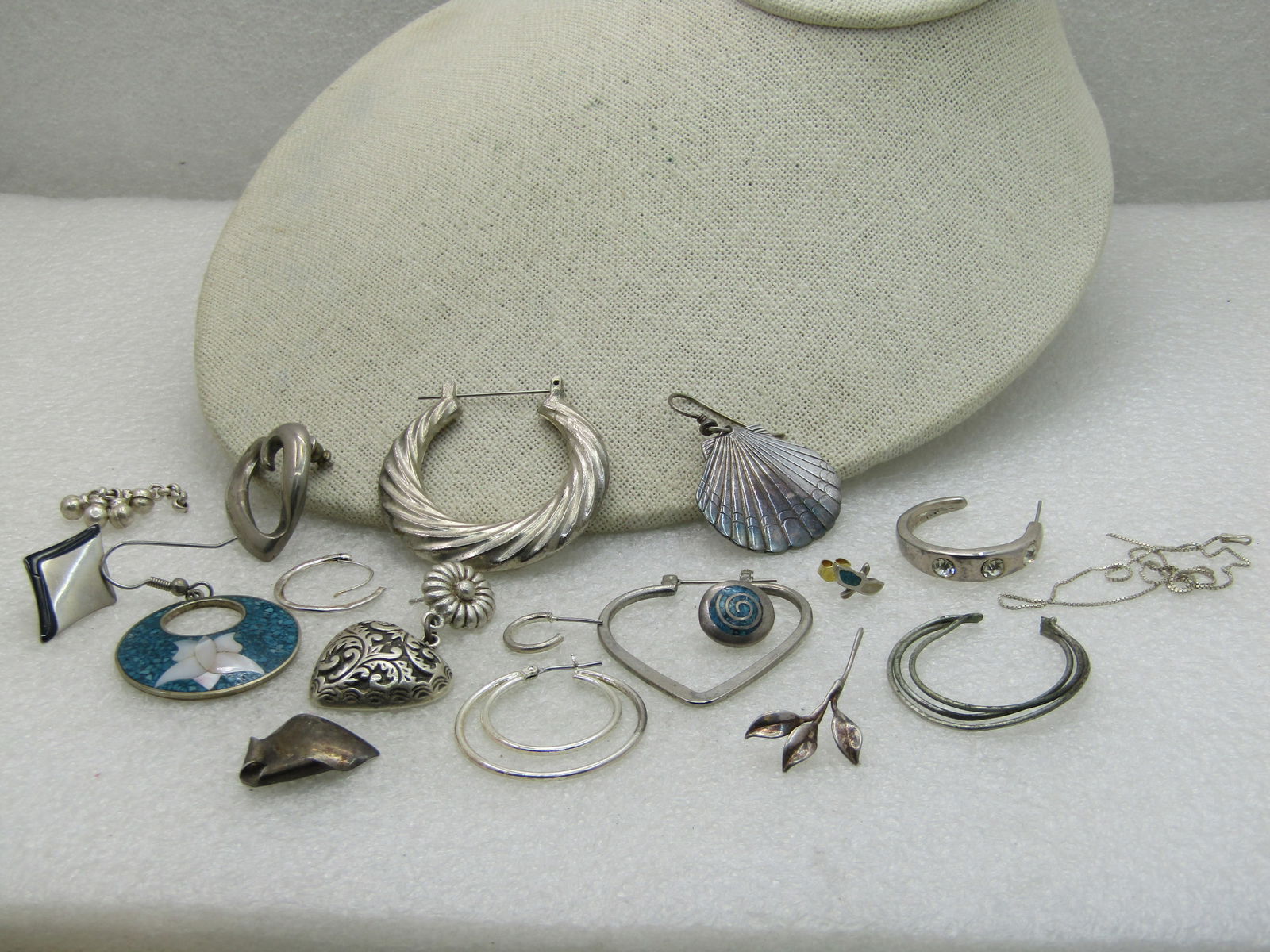 14 Single Sterling Earrings, Laurel Burch Shell, Plus Other Pieces, Appx. 45.20 gr.: 14 Single Sterling Earrings, Laurel Burch Shell, Plus Other Pieces, Appx. 45.20 gr. This is a mix of single earrings and some broken sterling pieces. 13 sterling earrings and a few non-sterling which