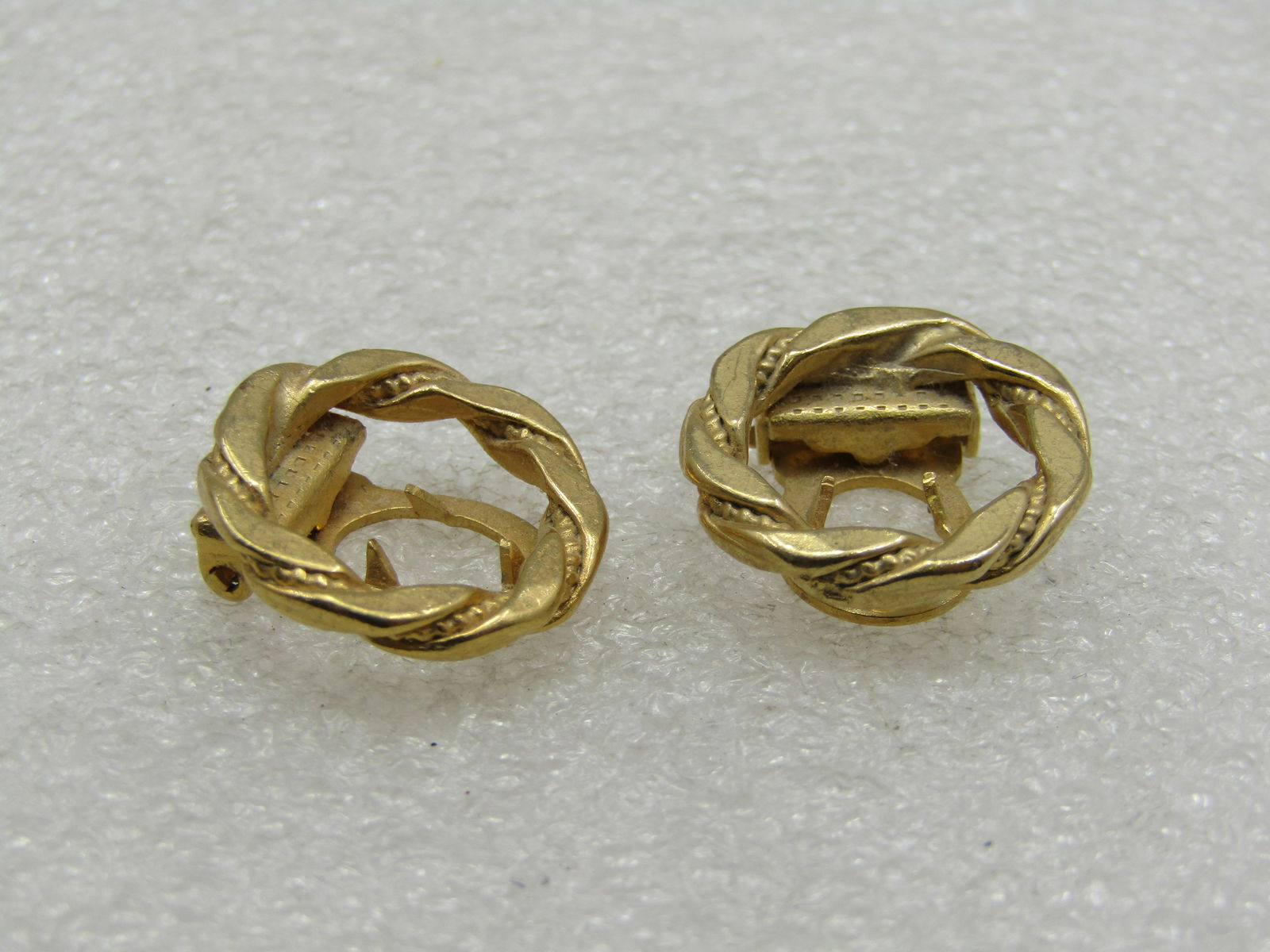 Vintage Pair of Lingerie Clips, Wreath Design, 1950's-1960's: Vintage Pair of Lingerie Clips, Wreath Design, 1950's-1960'2 5/8" round sirles with an intertwined rope design and flat wider band. Clip back. Gold tone. Very good condition. (INV. W.36-1321.2 J4579