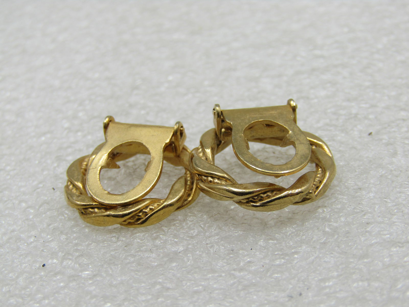 Vintage Pair of Lingerie Clips, Wreath Design, 1950's-1960's - 4