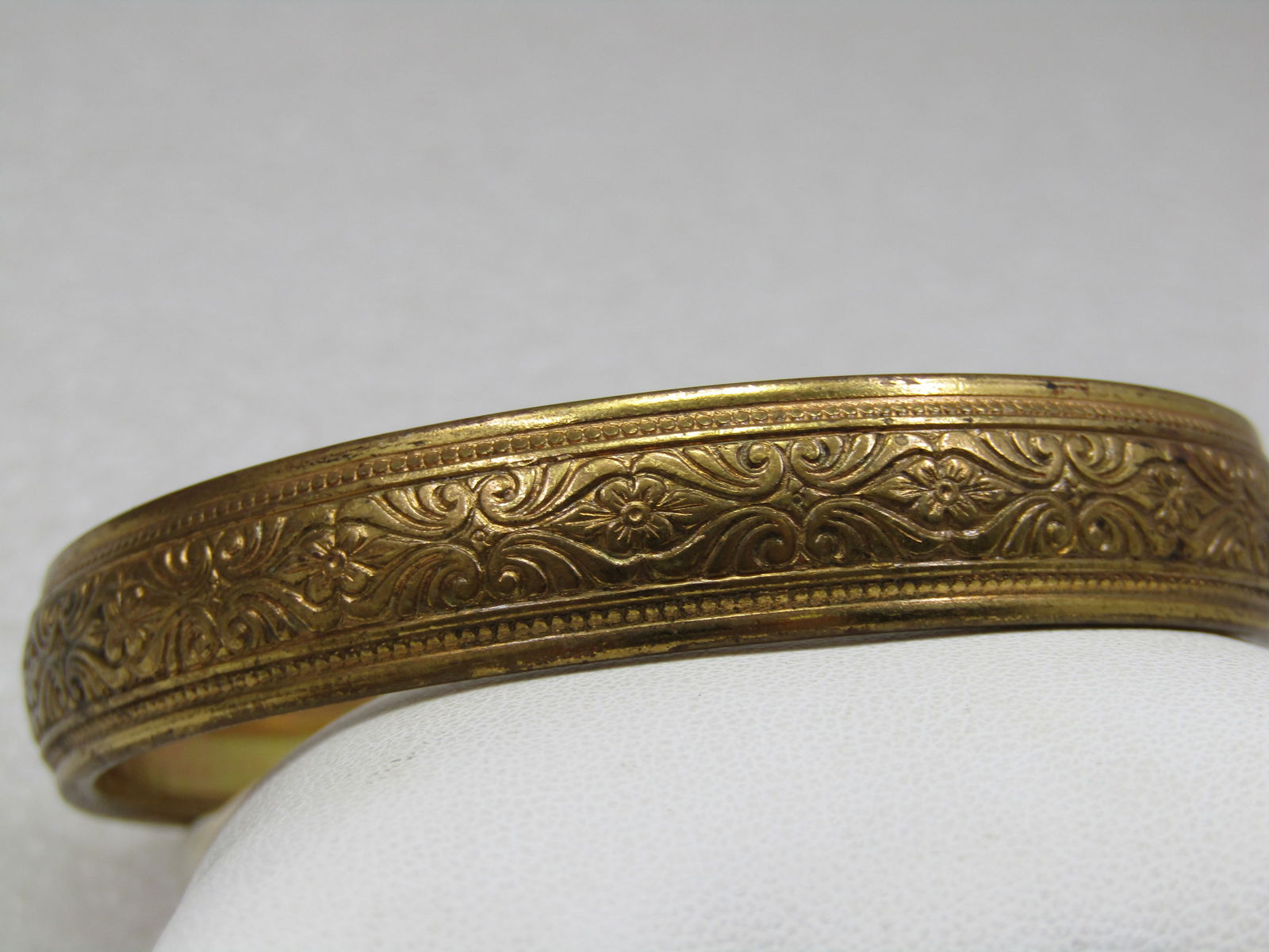 Vintage 8"Floral Bangle Bracelet, Gold Tone, Mid-Century - 2