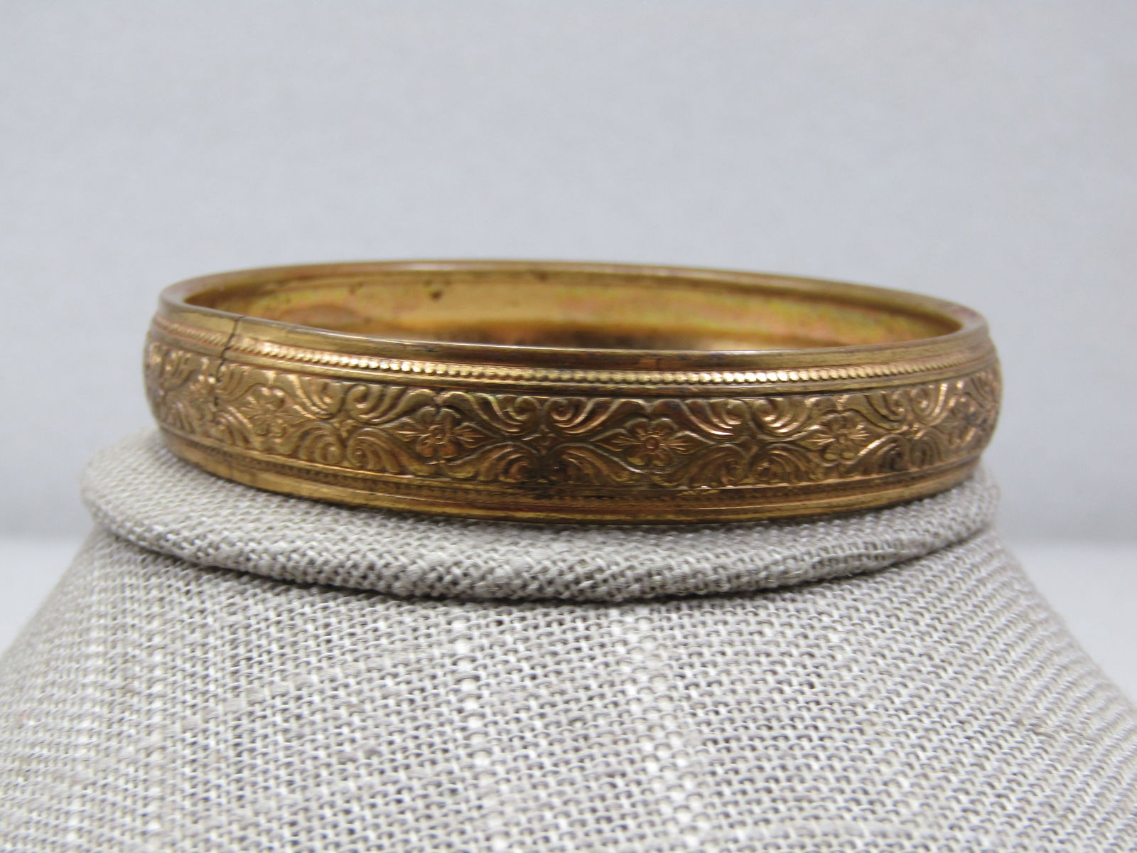 Vintage 8"Floral Bangle Bracelet, Gold Tone, Mid-Century - 5