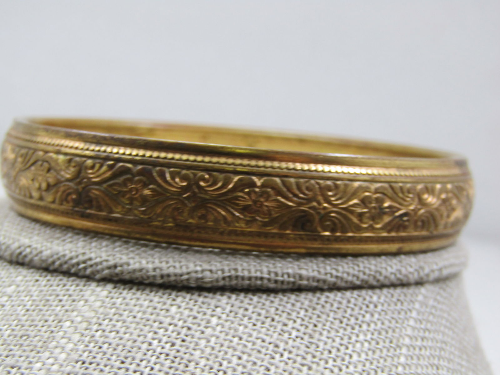 Vintage 8"Floral Bangle Bracelet, Gold Tone, Mid-Century - 7
