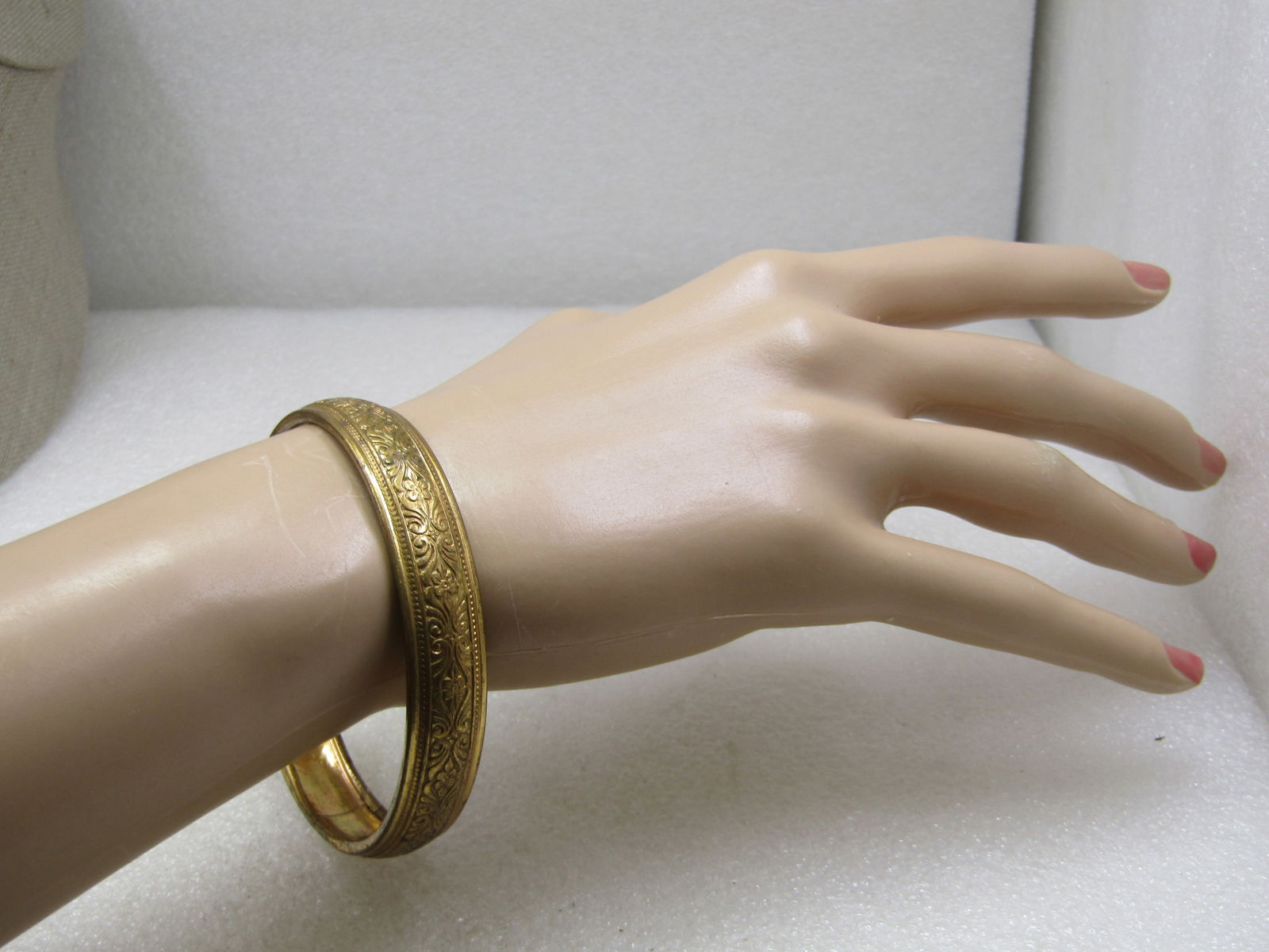 Vintage 8"Floral Bangle Bracelet, Gold Tone, Mid-Century - 9
