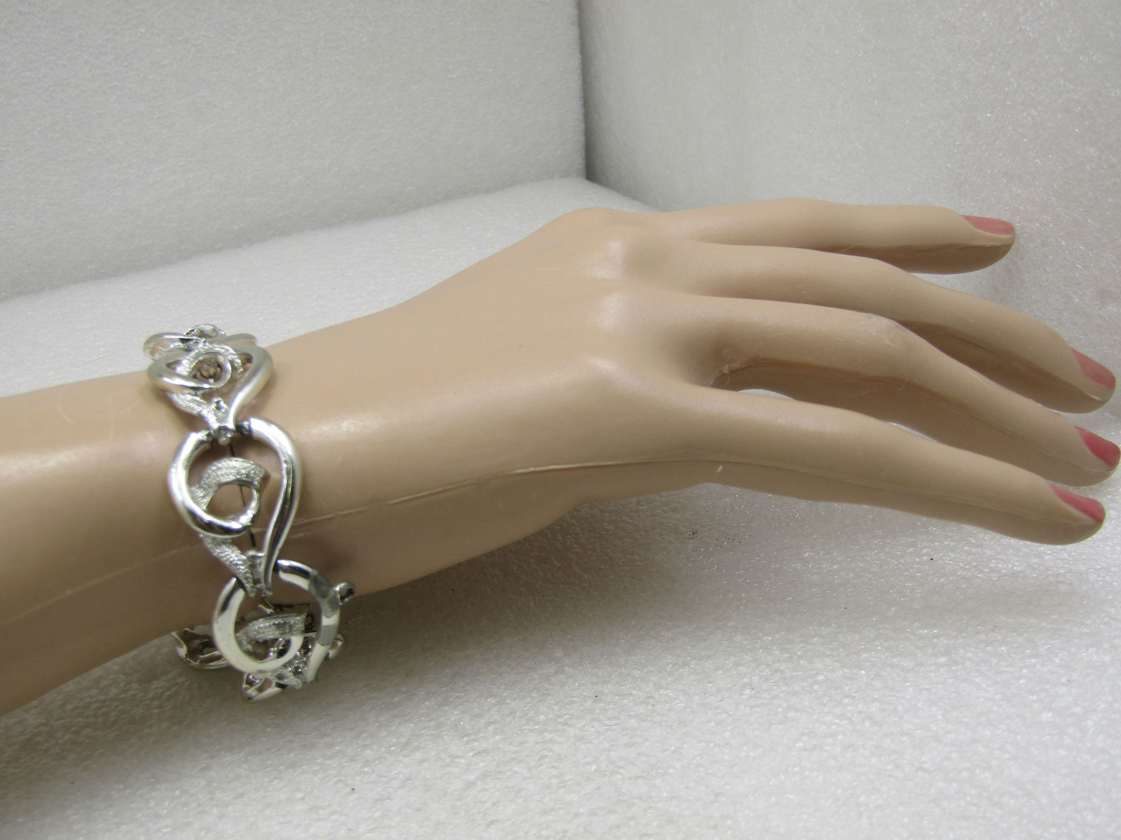Vintage Coro Silver tone Curved Link Bracelet, Safety Chain, 7", 1960's. - 4