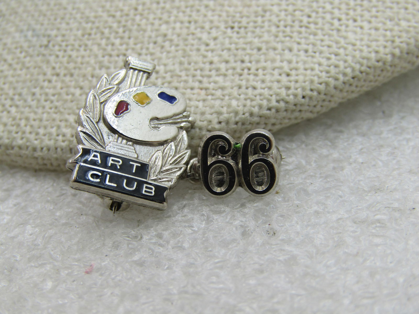 Vintage Sterling Silver Art Club '66 Pin, signed Balo: Vintage Sterling Silver Art Club '66 Pin, signed Balo. Enameled paint pallet, column and wording Art Club with a chain connecting to 66. Weight is appx. 3.20 grams. Length with chain that is 2" wide.