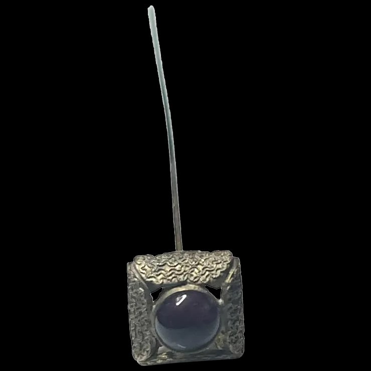 Vintage Amethyst Cabochon Hatpin: Title: Vintage Amethyst Cabochon Hatpin Description: Vintage Amethyst Cabochon Hatpin Hallmarked: No Hallmark SeenWeighs 7.4 gramsMeasures Approx. 9 inches long .5 x .5 Reserve: $65.00 Shipping: Domes