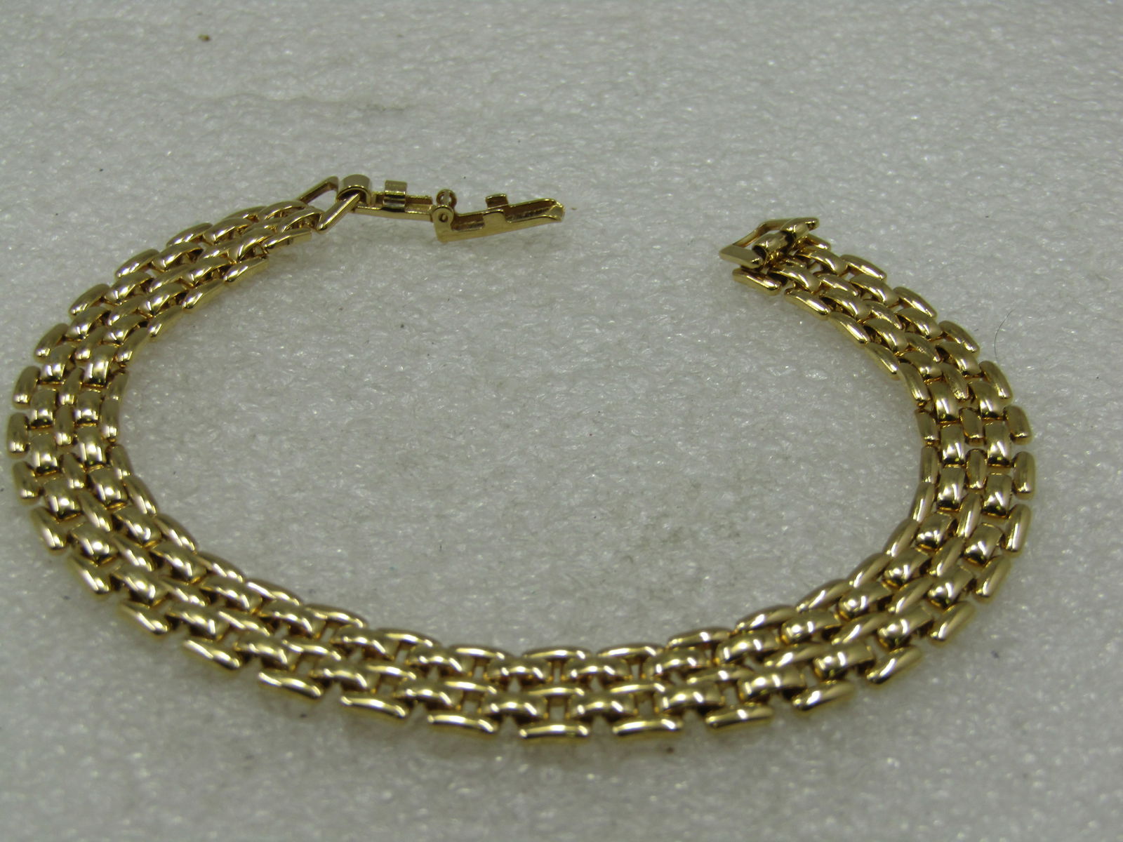Vintage Mesh/Woven Bracelet, 8", Gold Tone: Vintage Mesh/Woven Bracelet, 8", Gold Tone with flip clasp. It is not signed by the maker. Age is estimated 1980's. Very good conditon. (INV. W. 21414.5 SS5221 J LD 7/22/21). Reserve: $25.00 Shipping: