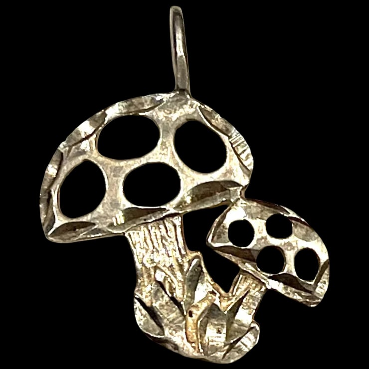 Vintage Sterling Silver Diamond Cut Mushroom Toadstool Pendant: Title: Vintage Sterling Silver Diamond Cut Mushroom Toadstool Pendant Description: Vintage Sterling Silver Diamond Cut Mushroom Toadstool Pendant Hallmarked: Sterling Weighs 1.15 grams Measures Approx