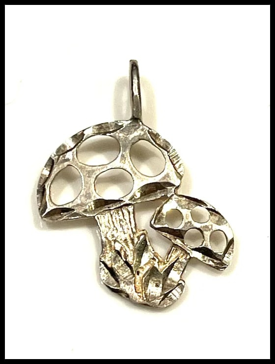 Vintage Sterling Silver Diamond Cut Mushroom Toadstool Pendant - 3