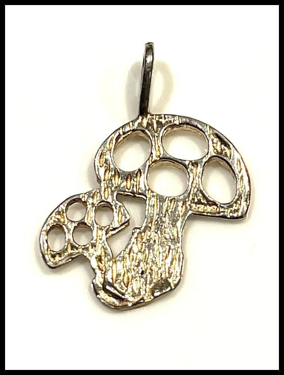 Vintage Sterling Silver Diamond Cut Mushroom Toadstool Pendant - 4