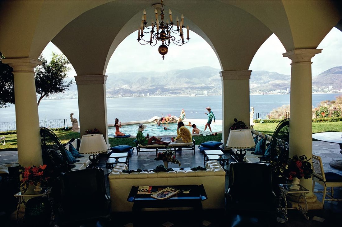 Acapulco Villa Slim Aarons Premium Collection Estate Stamped Edition: 1968 (Printed Later) - 7