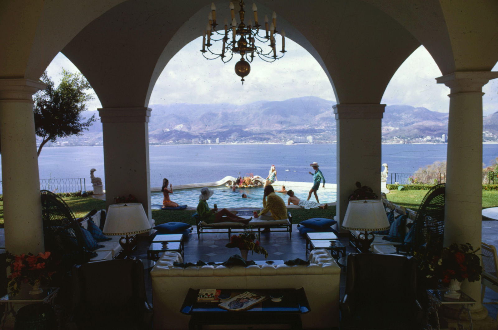 Acapulco Villa Slim Aarons Premium Collection Estate Stamped Edition: 1968 (Printed Later) - 7