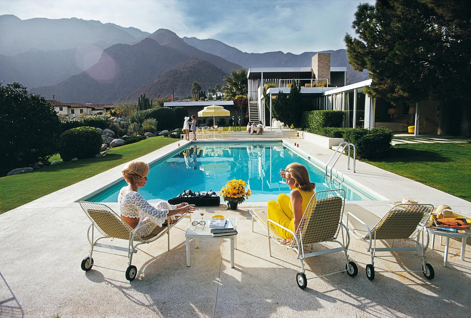Poolside Pairs' 1970 Slim Aarons Premium Collection Estate Stamped Edition: 1970 (Printed Later) - 18