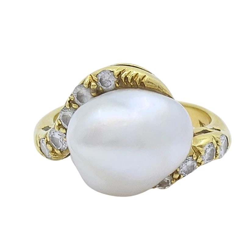 Vintage 18k Yellow Gold Baroque Pearl Diamond Ring: Title: Vintage 18k Yellow Gold Baroque Pearl Diamond Ring Description: Product details: CRCA: 1970s MATERALS: 18k old EMSTONE: Pearl , Diamond WEHT: 7.6 rams RN SZE: 6.75 HALLMARKS: 18K TEM DETALS: Vi