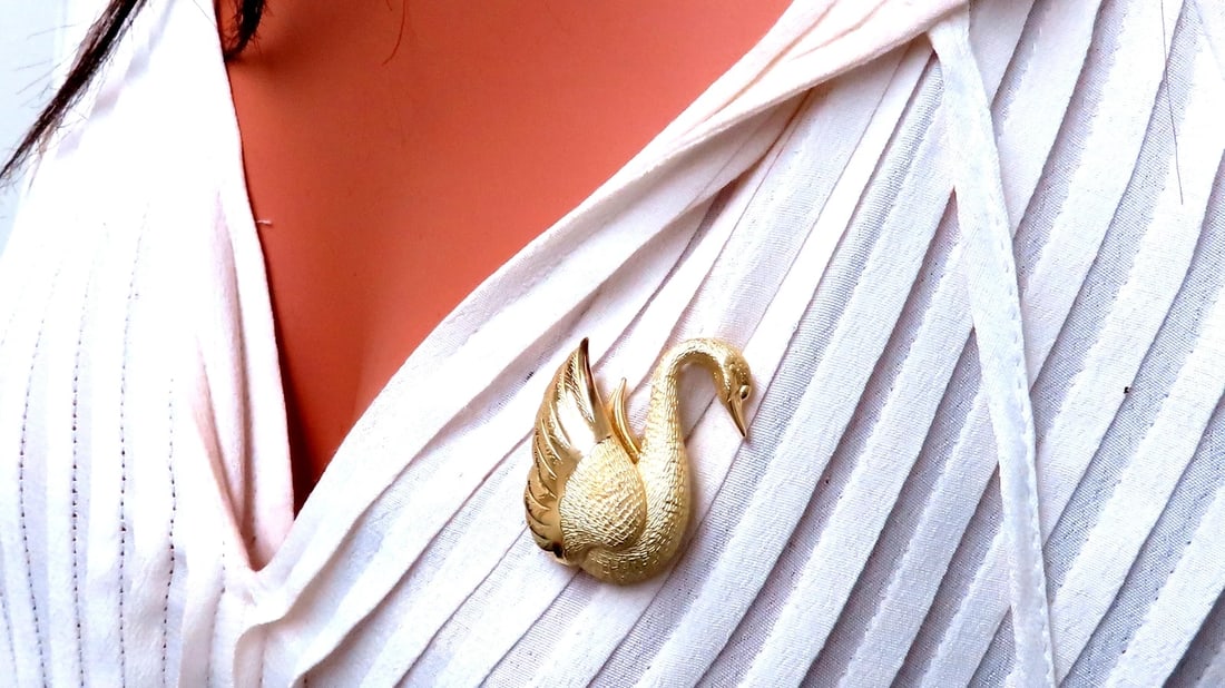 Flaming Gold Swan 18kt 3D Still life pin 12561** - 8