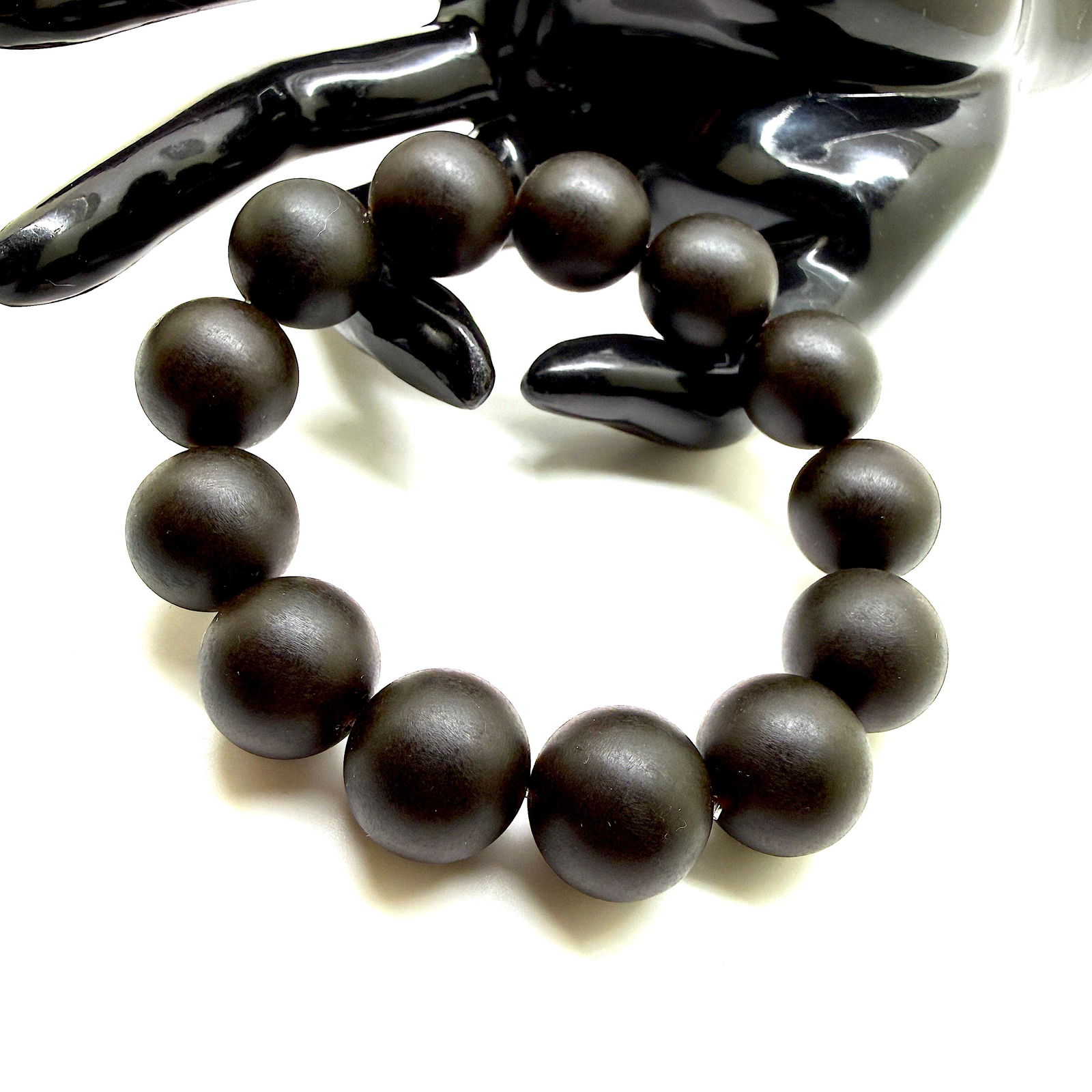 Unique and Exquisite Amber Bracelet made from Round Amber beads: Title:Unique and Exquisite Amber Bracelet made from Round Amber beadsMetal:NoneGemstone:AmberWeight:31.2 gSize:Bead size: 16.0 mm Bead size: 0.63 inches Made of:(Reconstituted Amber or Whole