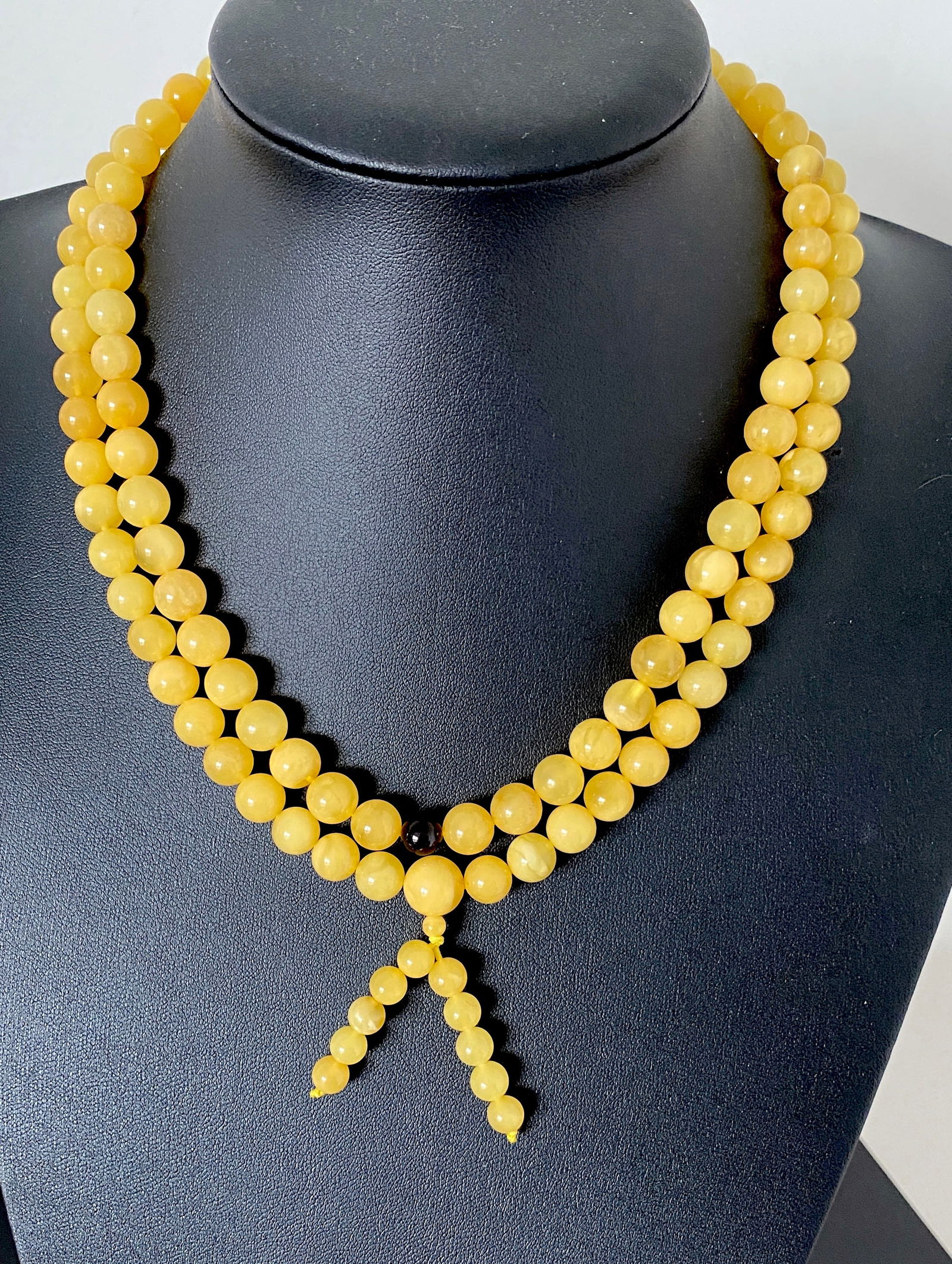 Exquisite Amber Mala made from Round Amber beads: Title:Exquisite Amber Mala made from Round Amber beads Metal:None Gemstone:Amber Weight:43.7 g Size:Bead size: 9.0 mm Bead size: 0.354 inches Made of:(Reconstituted Amber or Whole Stone):Whole Stone A