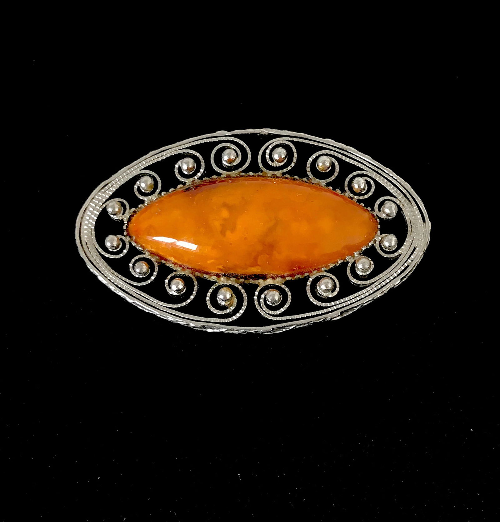 Magnificent Vintage Amber Brooch: Title:Magnificent Vintage Amber Brooch Metal:Brass Gemstone:Amber Weight:10.8 g Size:Size: 53.0 x 32.0 x 8.0 mm Size: 2.087 x 1.26 x 0.315 inches Made of:(Reconstituted Amber or Whole Stone):Whole Sto