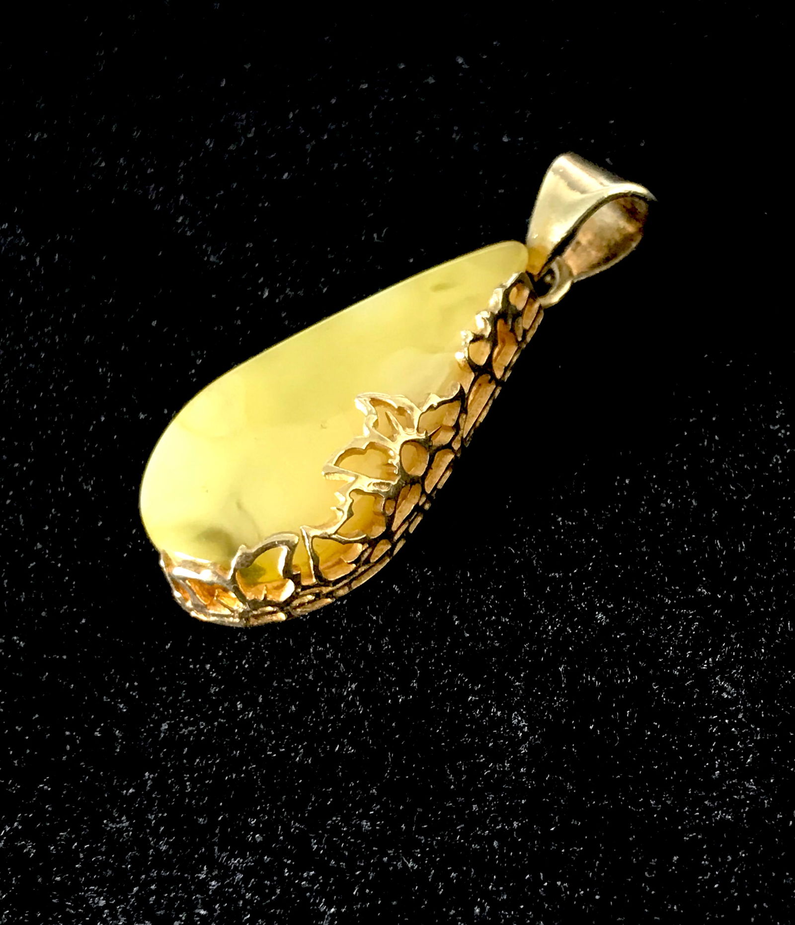 Unique and Magnificent Amber Pendant shaped like a Drop (1 of 7)