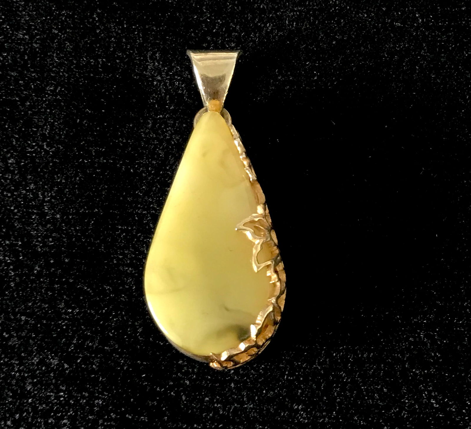 Unique and Magnificent Amber Pendant shaped like a Drop - 2