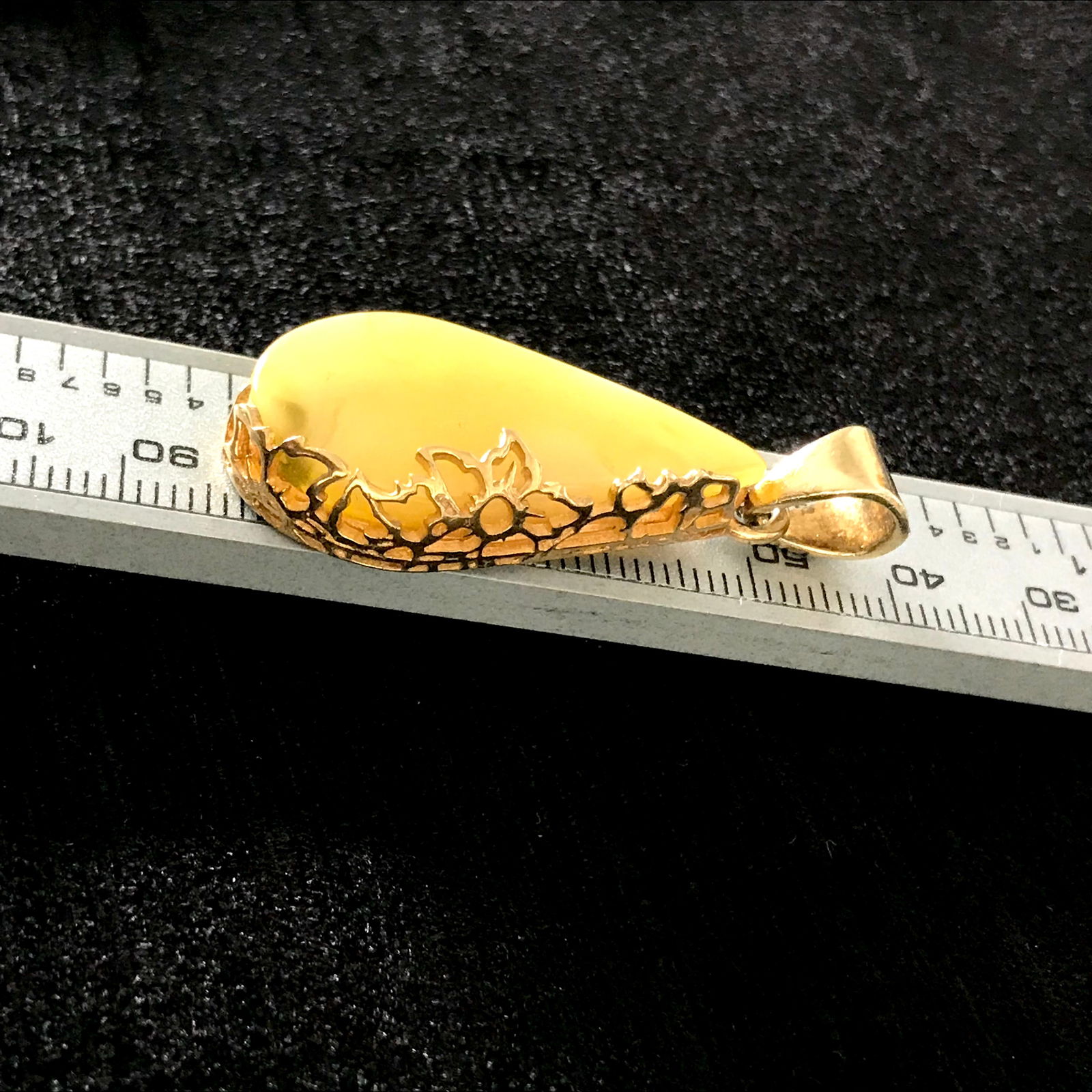 Unique and Magnificent Amber Pendant shaped like a Drop - 4