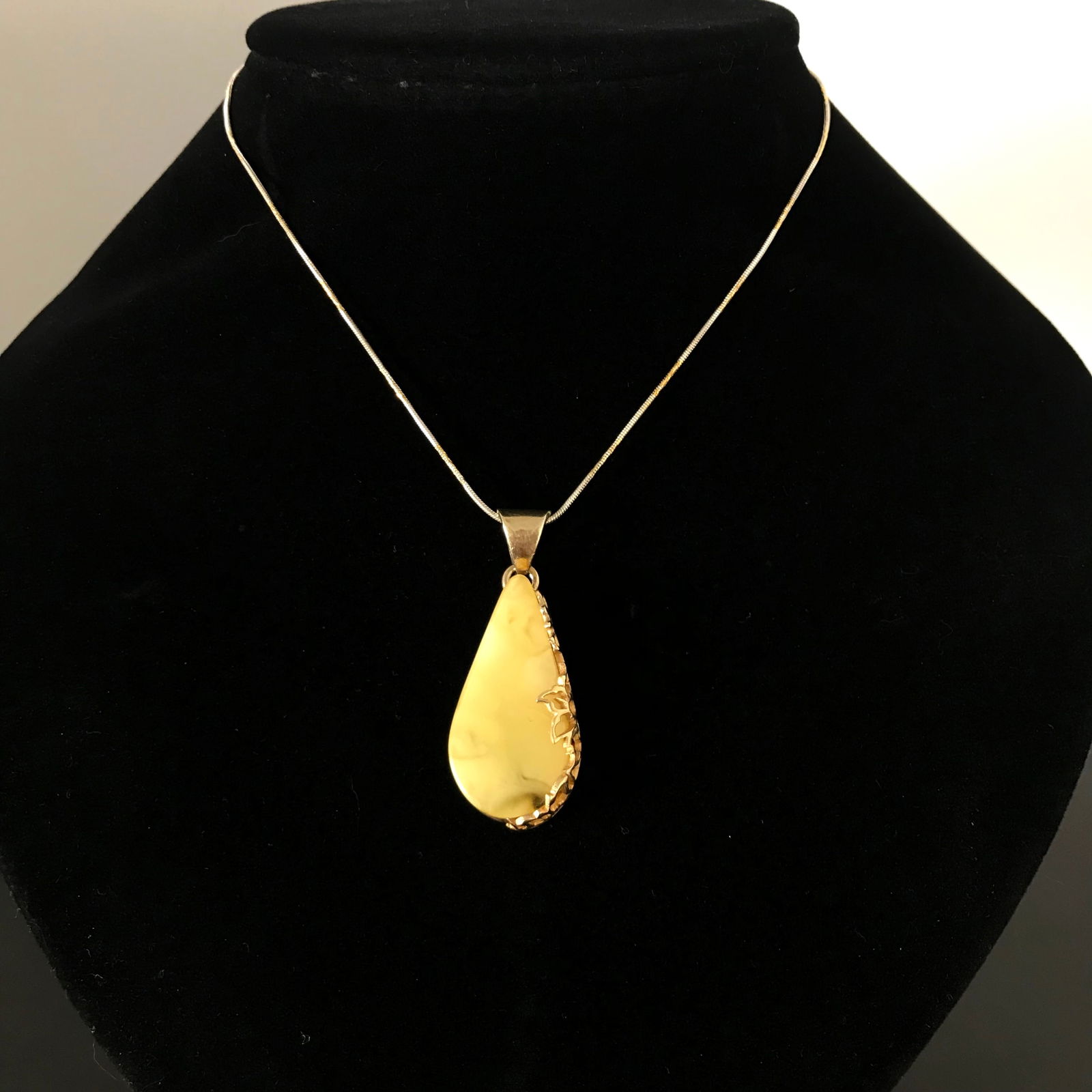 Unique and Magnificent Amber Pendant shaped like a Drop - 7