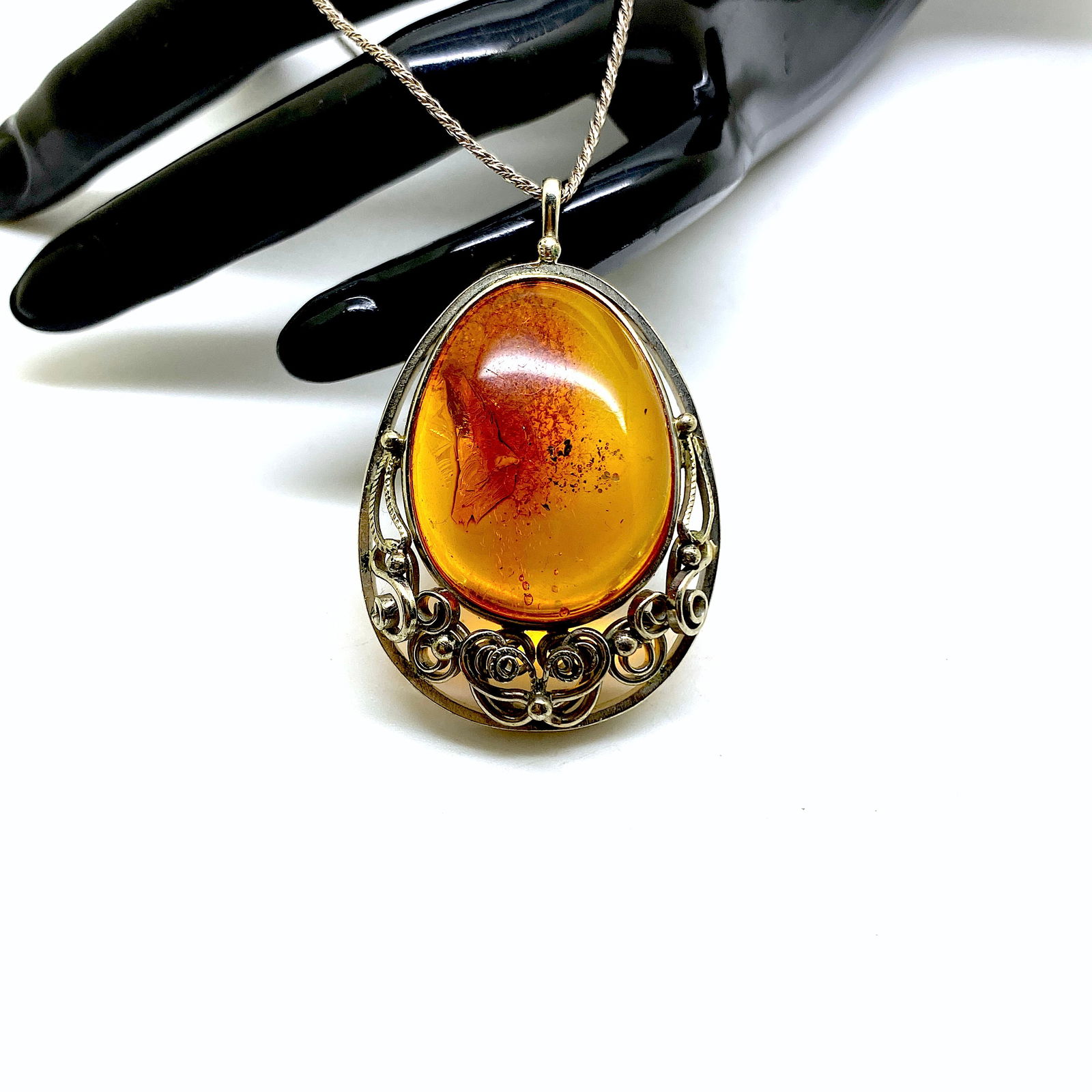 Stunning Vintage Amber Pendant with fly inclusion: Title:Stunning Vintage Amber Pendant with fly inclusion Metal:Sterling Silver Gemstone:Amber Weight:14.33 g Size:Size: 50.0 x 33.0 x 13.5 mm Size: 1.969 x 1.299 x 0.531 inches Made of:(Reconstituted A