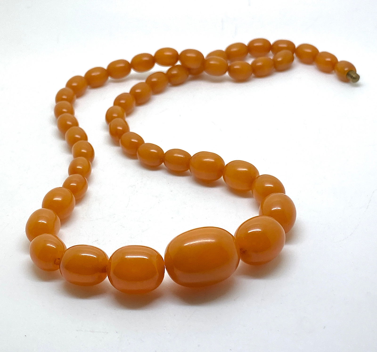 Outstanding Vintage Bakelite Necklace made from Olive shaped Bakelite beads - 4
