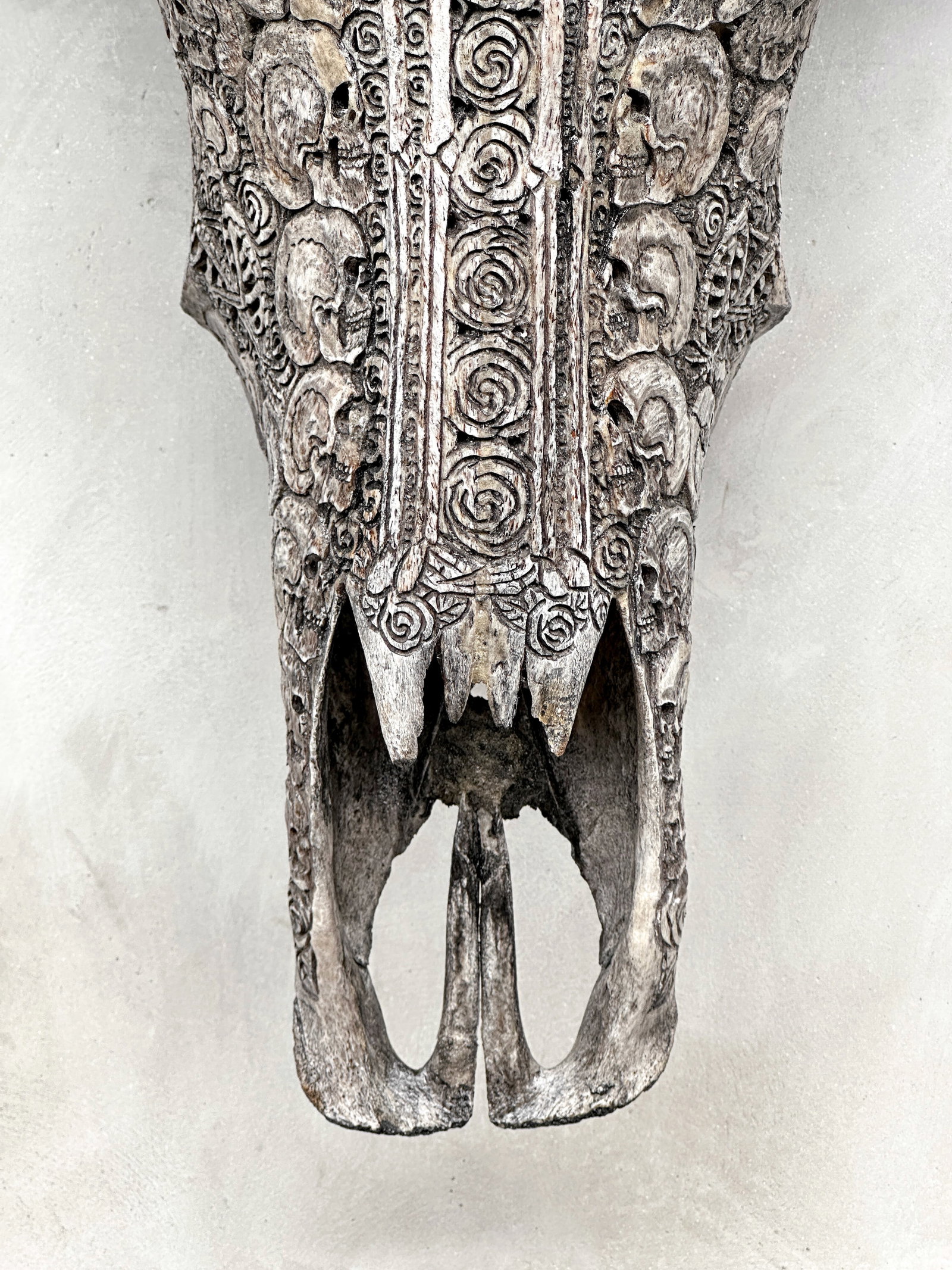 Carved grey water buffalo skull - A skeleton couple carving - 5